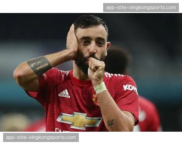 曼联中场布鲁诺费尔南德斯高质量传球 成打破密集防守关键 曼联中场布鲁诺费尔南德斯高质量传球 成打破密集防守关键