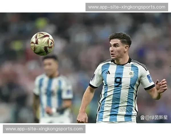 阿根廷演练阿尔瓦雷斯反越位跑位，斯卡洛尼破解造越位战术